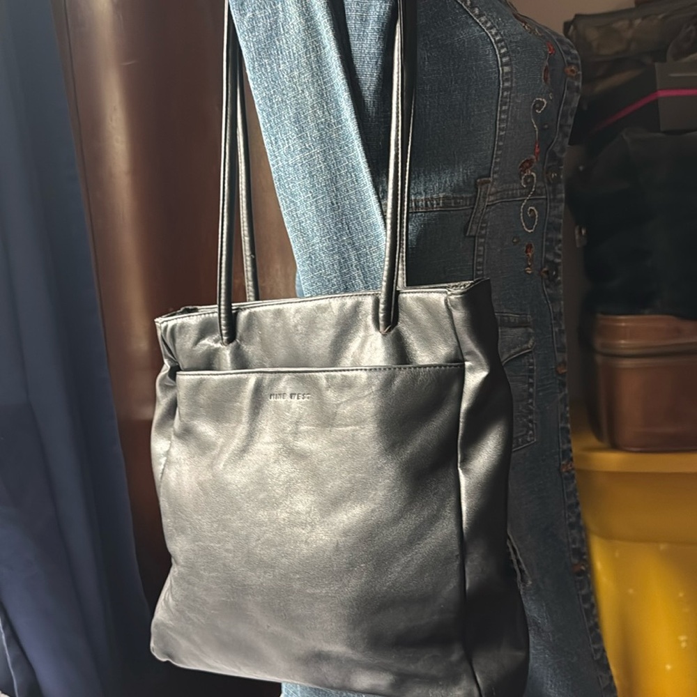 Black leather Nine West purse